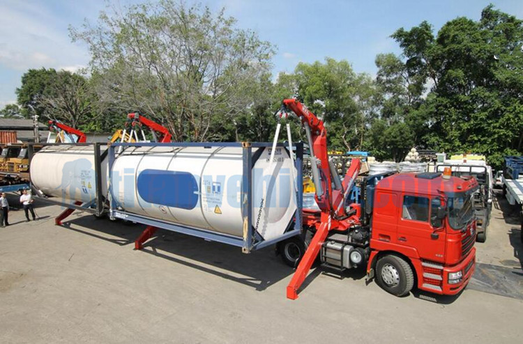 20&prime; Sidelifter Handles Dangerous Goods