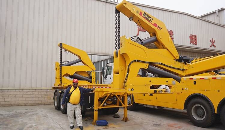Customer Visited TITAN Factory of Side Loader Container